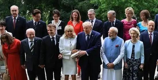 特朗普扶莫迪、马克龙拽特朗普！G7峰会一场搀扶，照出西方阵营裂痕

80岁特朗普