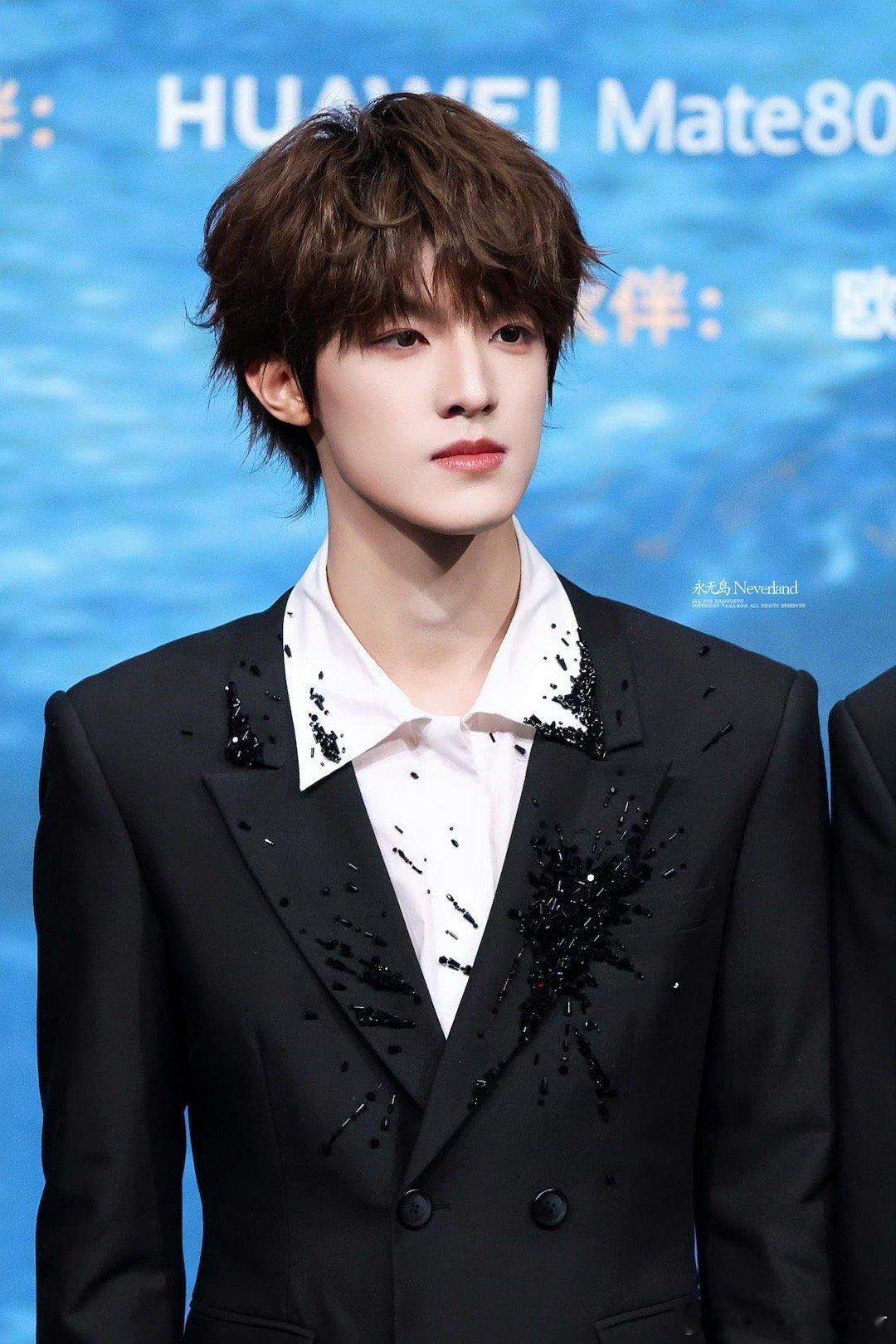 张泽禹临场反应力直接给到夯 张泽禹TOP舞台反应力太顶了！杂物突现瞬间做出反应，