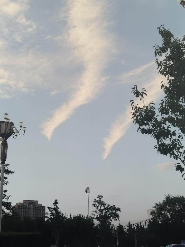 晒图笔记大赛小的时候我特喜欢看天空。有时候看层层叠叠的白云，想去探究那白云里究竟