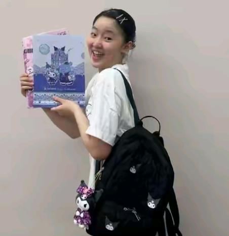张本美和
作为00后小将，
她早早站在国际顶级赛场，
却没有滋生傲气，
始终保持