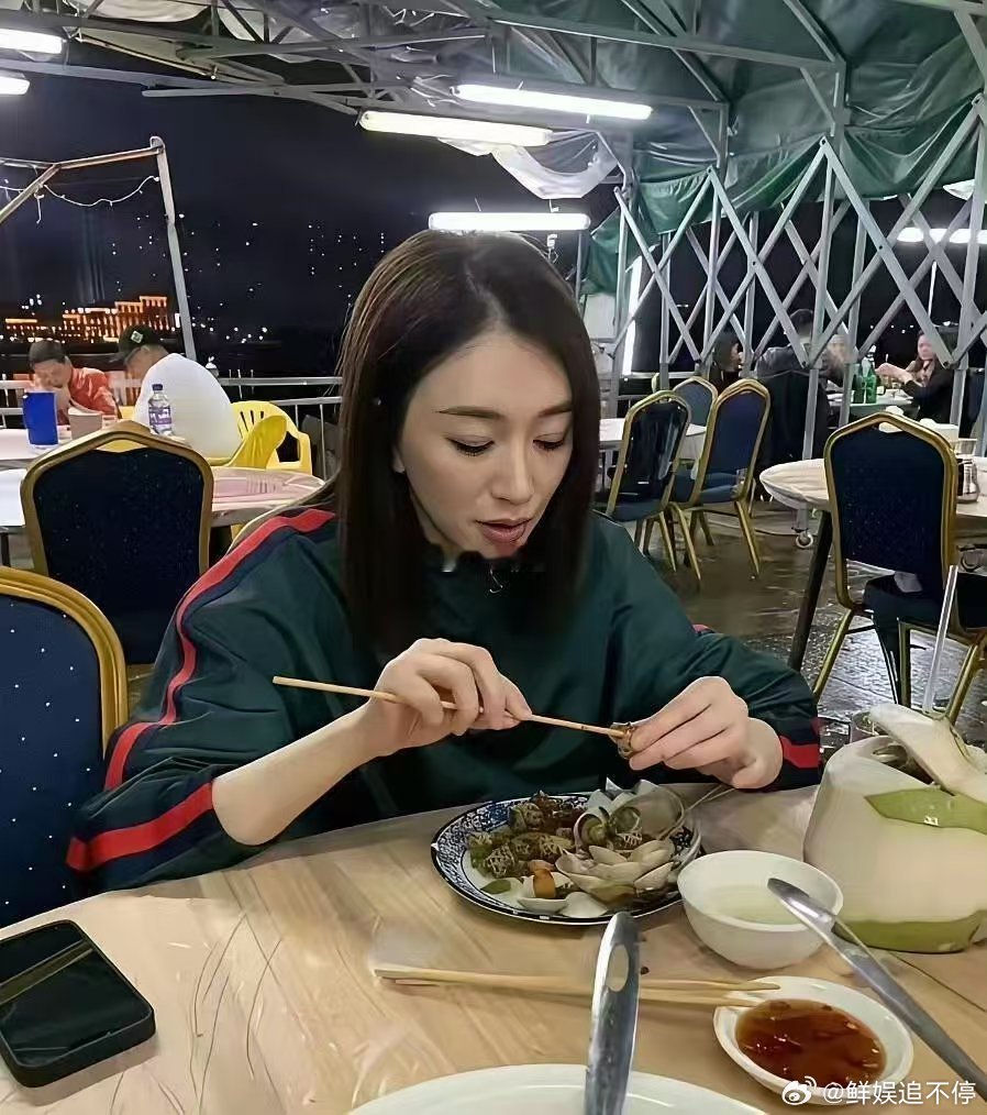 李小冉 什么饭比我还重要谁能拒绝这般撩人温柔的姐姐，一句暖心回复直接戳中心巴，氛