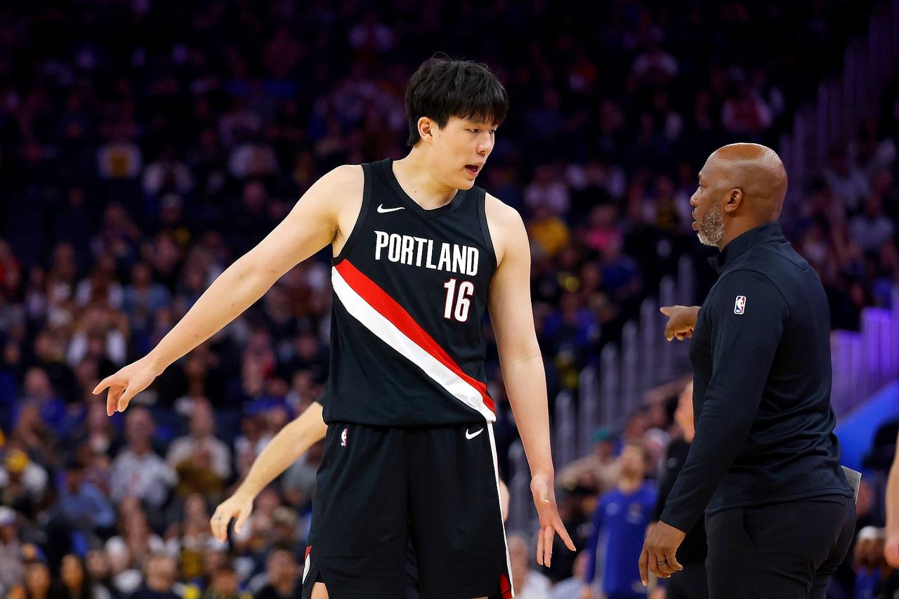 机会来了？杨瀚森开拓者主教练因赌球被逮捕

杨瀚森刚打完第一场NBA常规赛，球迷