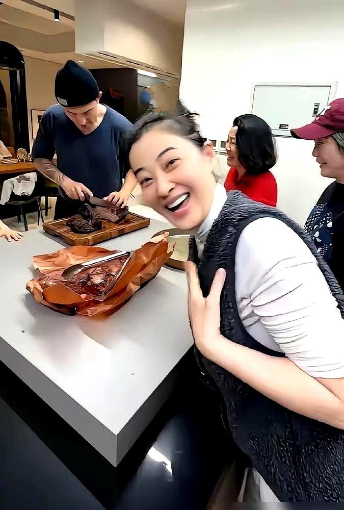 50岁梅婷又出爆款了，收视率第一，却被骂惨了。

她和田雨主演的《好好的时光》，