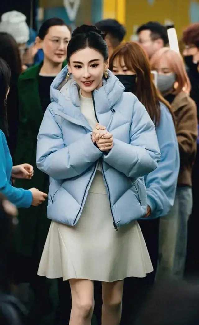 张柏芝果然是娱乐圈的不老女神！

这是张柏芝近日参加活动的一张路透照。

她身穿