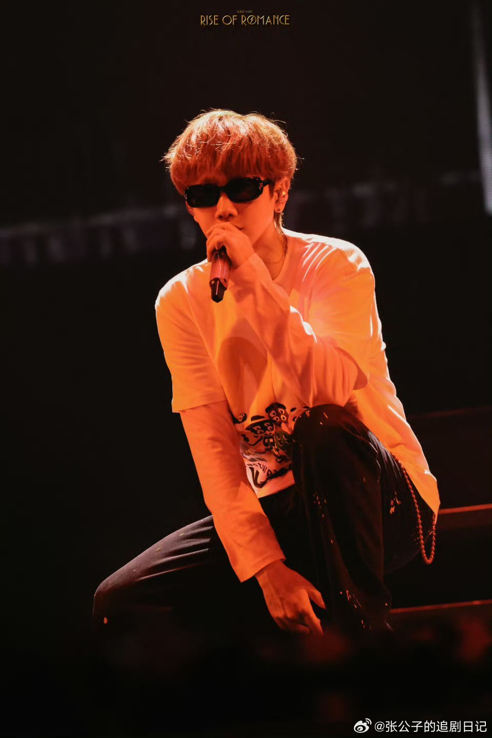 汪苏泷给我竖了个大拇哥被汪苏泷夸了。直接骄傲到跺脚。内娱活人天花板实锤，这波互动