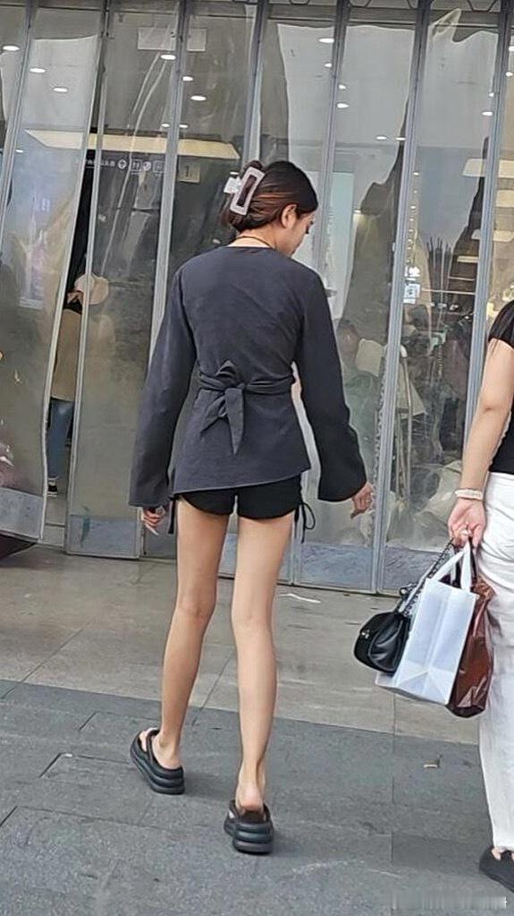 街拍小姐姐穿搭 ​​​