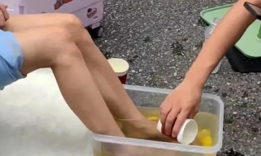 “这个世界真是越来越难以理解了！” 广东广州，一个女子在漫展上摆摊卖自己的 “洗