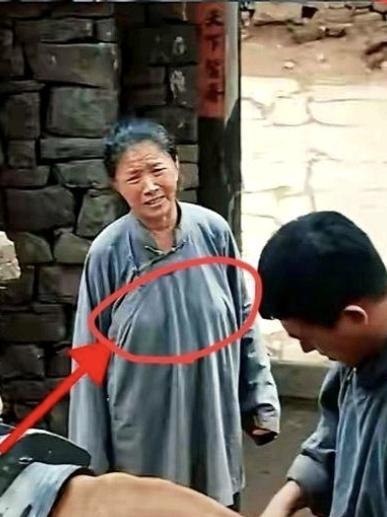 看电视剧《生万物》，有人吐槽迟蓬老师扮演的大脚娘，穿衣邋遢，胸部下塌，走路晃来晃