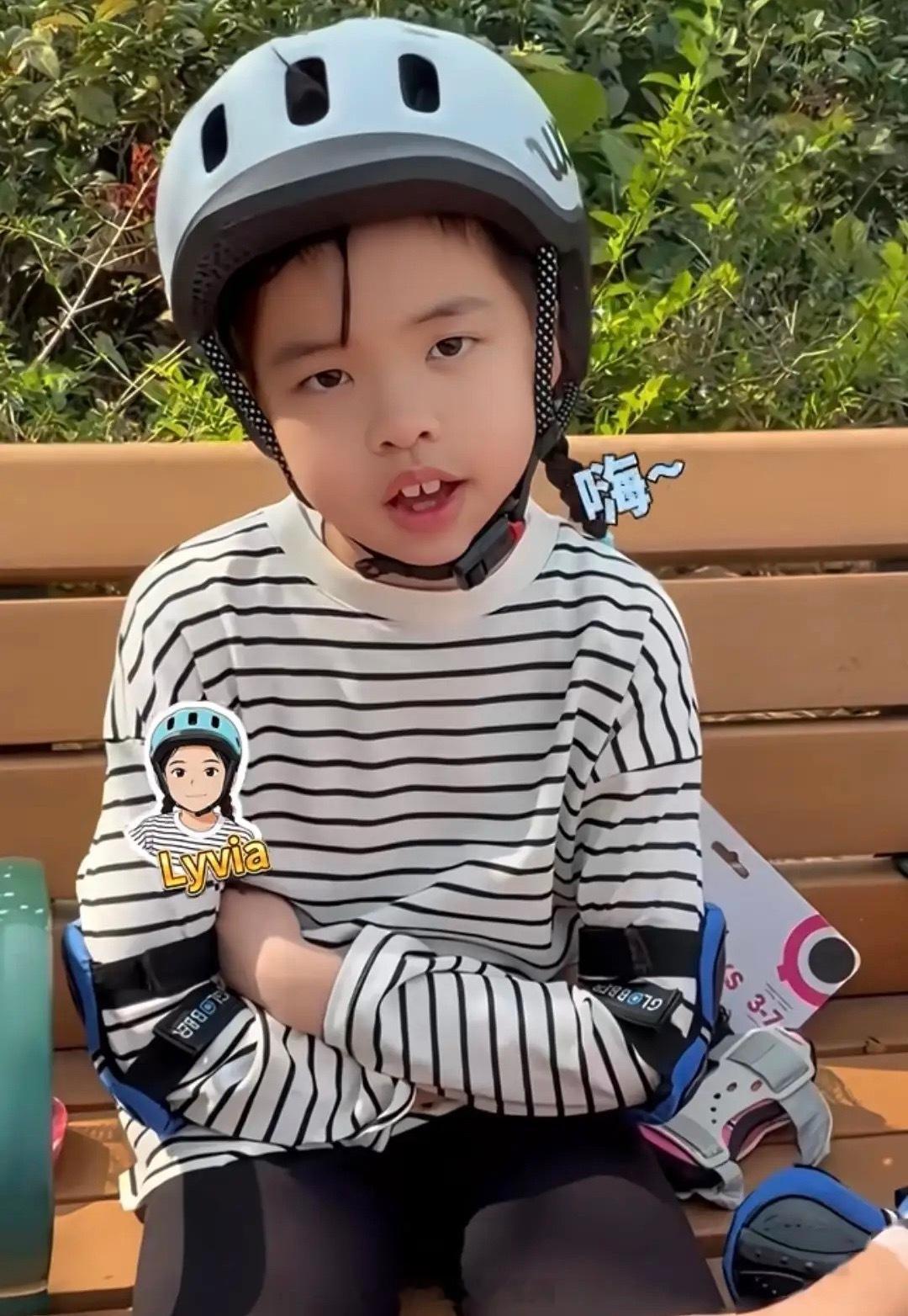 熊黛林带7岁双胞胎女儿学习骑自行车，郭可颂扶着俩孩子转圈，姐姐第一次骑没有辅助轮