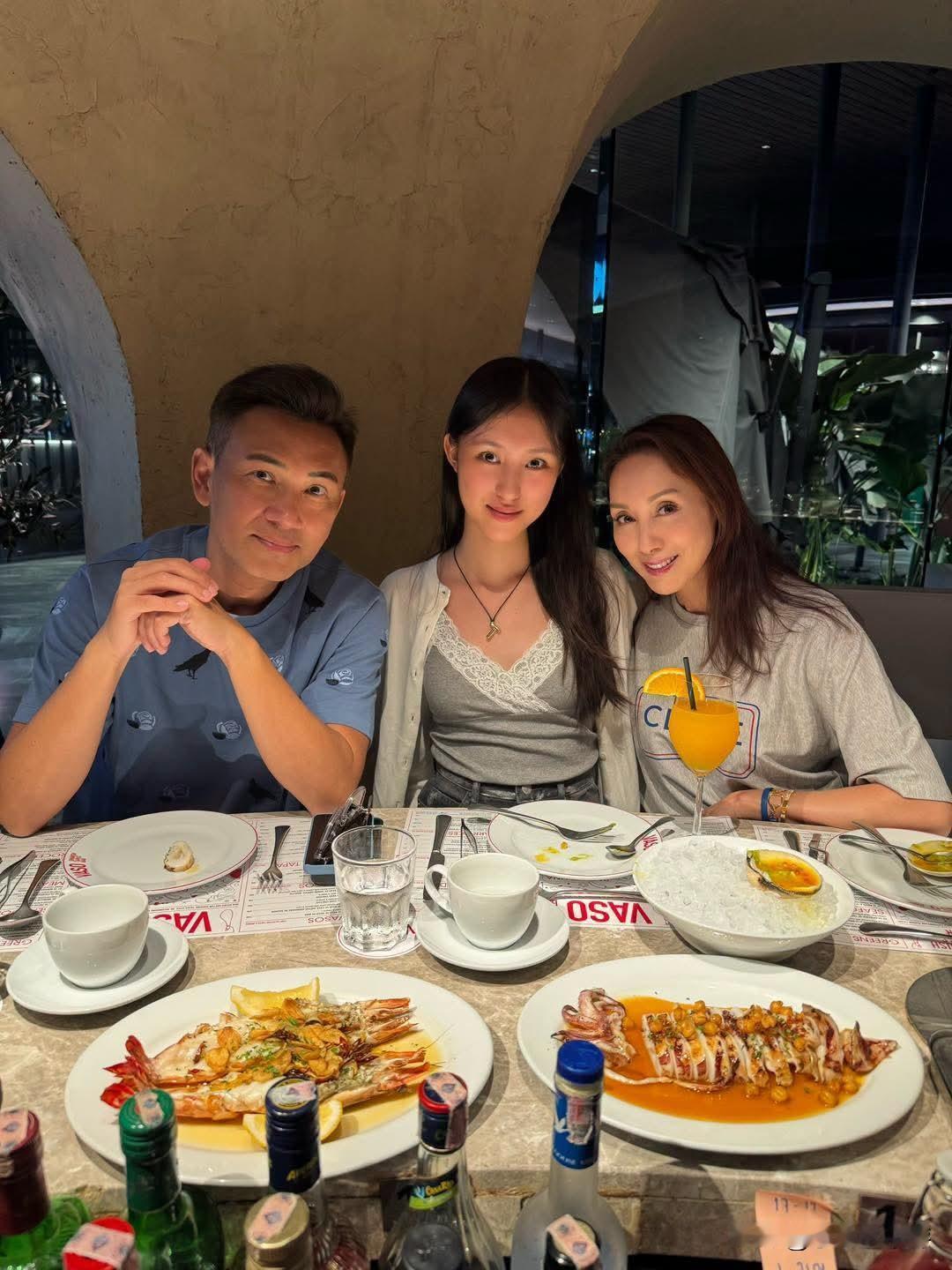 林文龙好宠老婆郭可盈，带她出海吃烛光晚餐✨

郭可盈晒多张和老公林文龙和女儿出海