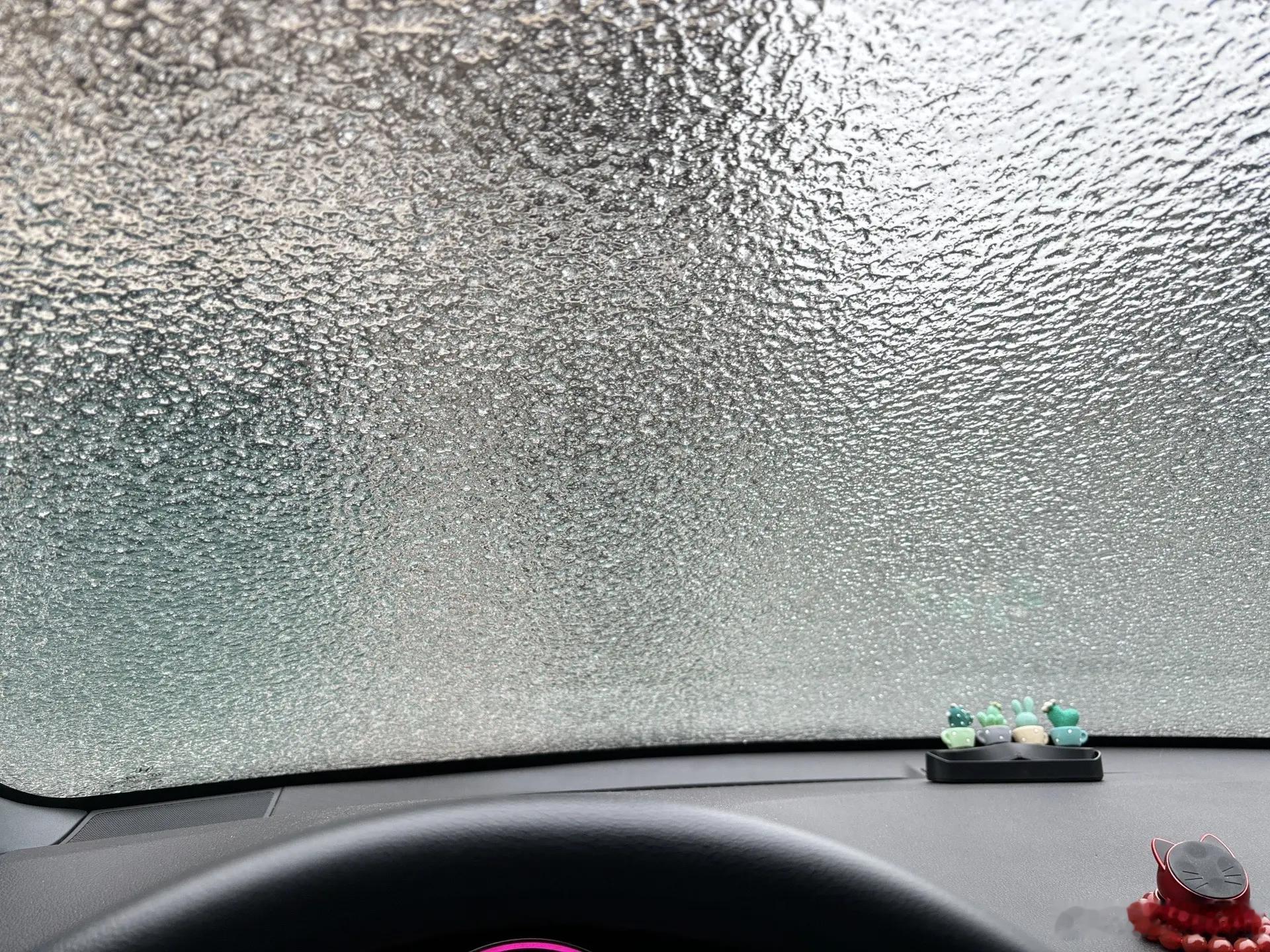 如何预防挡风玻璃结冰汽场全开 冬季开车由于气温降低挡风玻璃容易结冰，影响驾驶视线