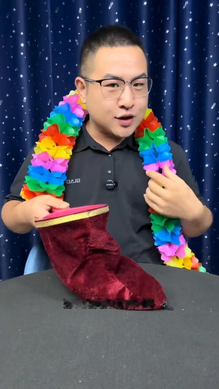 古彩魔术乾坤袋今天终于破解。
大家好，一个空空的袋子没有任何的问题，可以看到里边