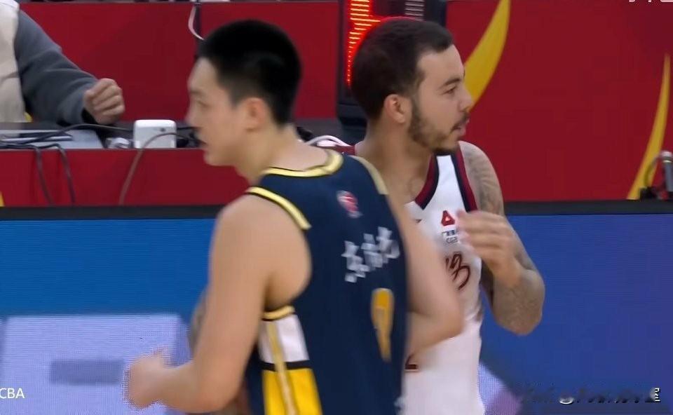 广东主场再次被浙江稠州绝杀，作为队长，胡明轩有一定的责任，球队唯一的顶薪球员表现