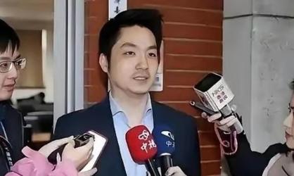 “你连中国人都不认，凭啥张罗把两蒋灵柩迁回大陆？” 记者一句话，蒋万安当场愣住。