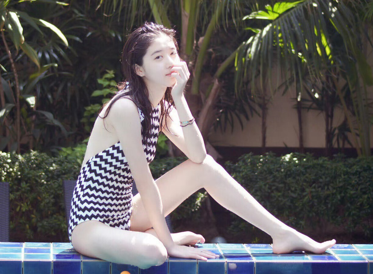 李凯馨连体泳装👙 