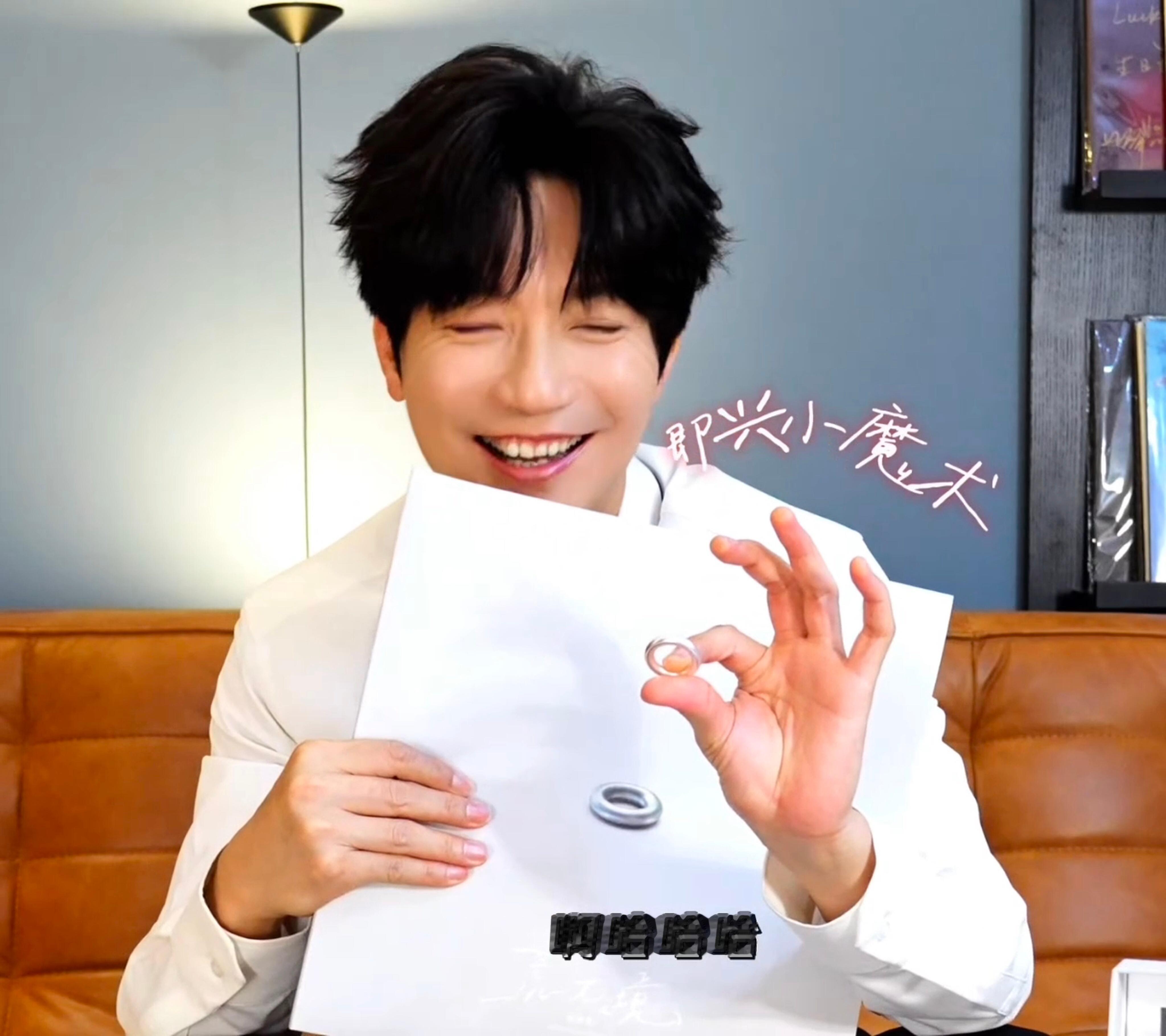 送戒指还带魔术表演的陈楚生实体lp荒芜之境 陈楚生荒芜之境演唱会