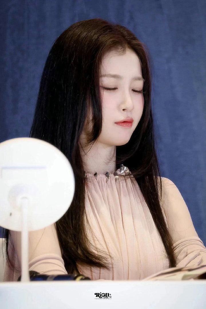 虞书欣今日签售会造型虞书欣签售会