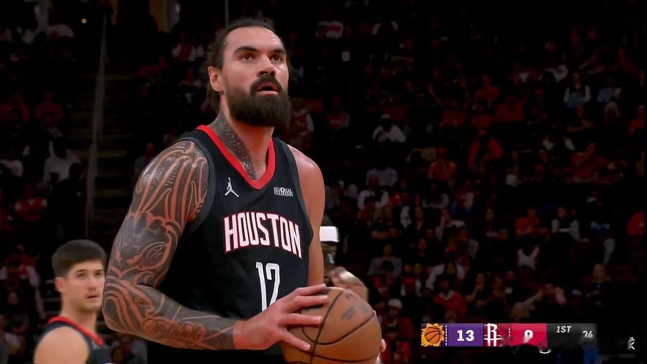 火箭老将亚当斯真是太反常了！在今天火箭主场以100:97险胜太阳icon的比赛中