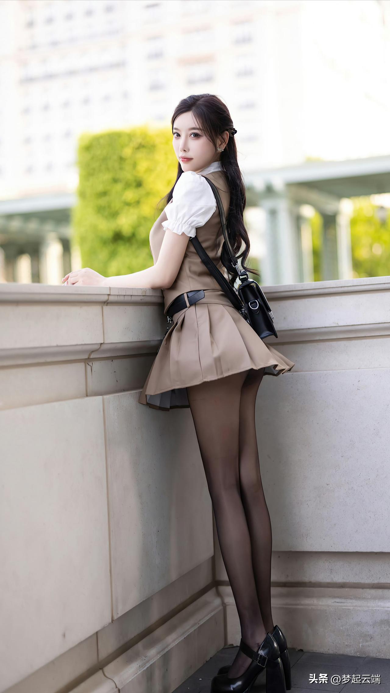 都市少女风，优雅黑丝搭配，时尚街拍。