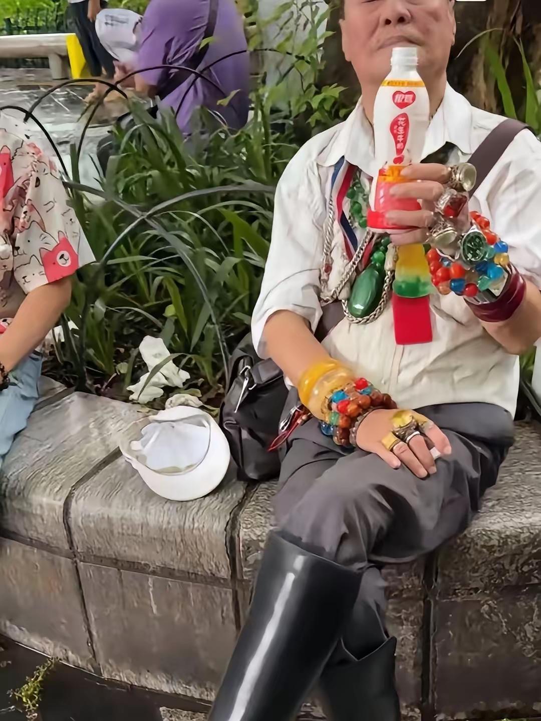 这老头绝对不缺舞伴，真是想不到这么有钱
这个大爷这穿戴，应该不便宜，在品牌店应该