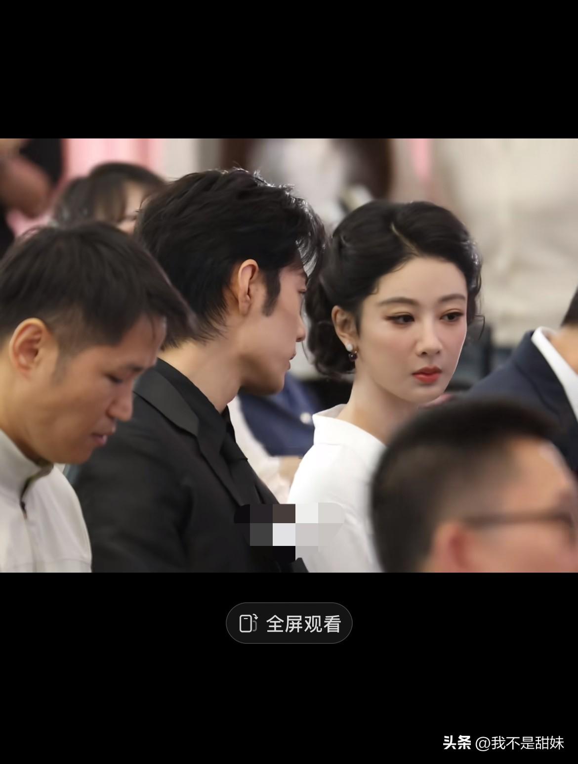 微博热搜要炸了！
除了这种场合，没人敢把杨肖放一起坐！[赞]
肖战靠过去低语说了