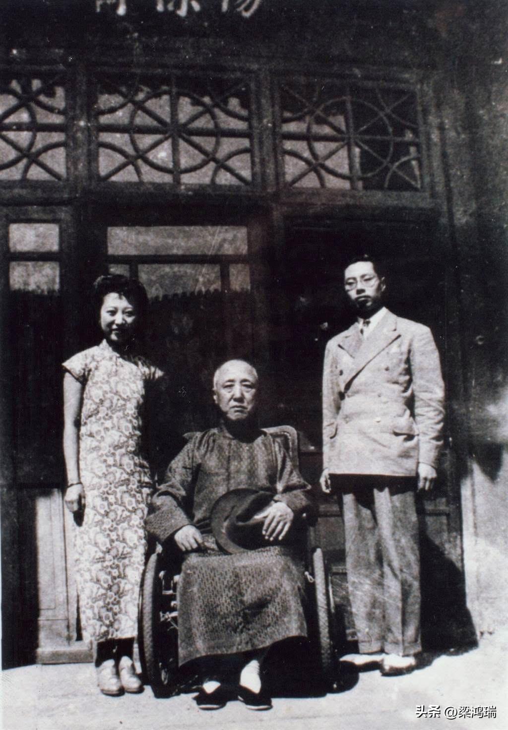 在这张珍贵的晚年合影中，与末代摄政王载沣（坐者）合影的两人分别是他的第四子溥任（