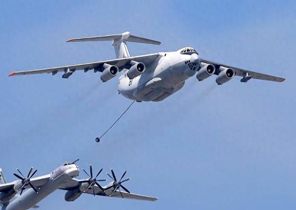 《七小时交锋！俄战略轰炸机群携实弹巡航东海，北约战机贴身伴飞暗流涌动》
---