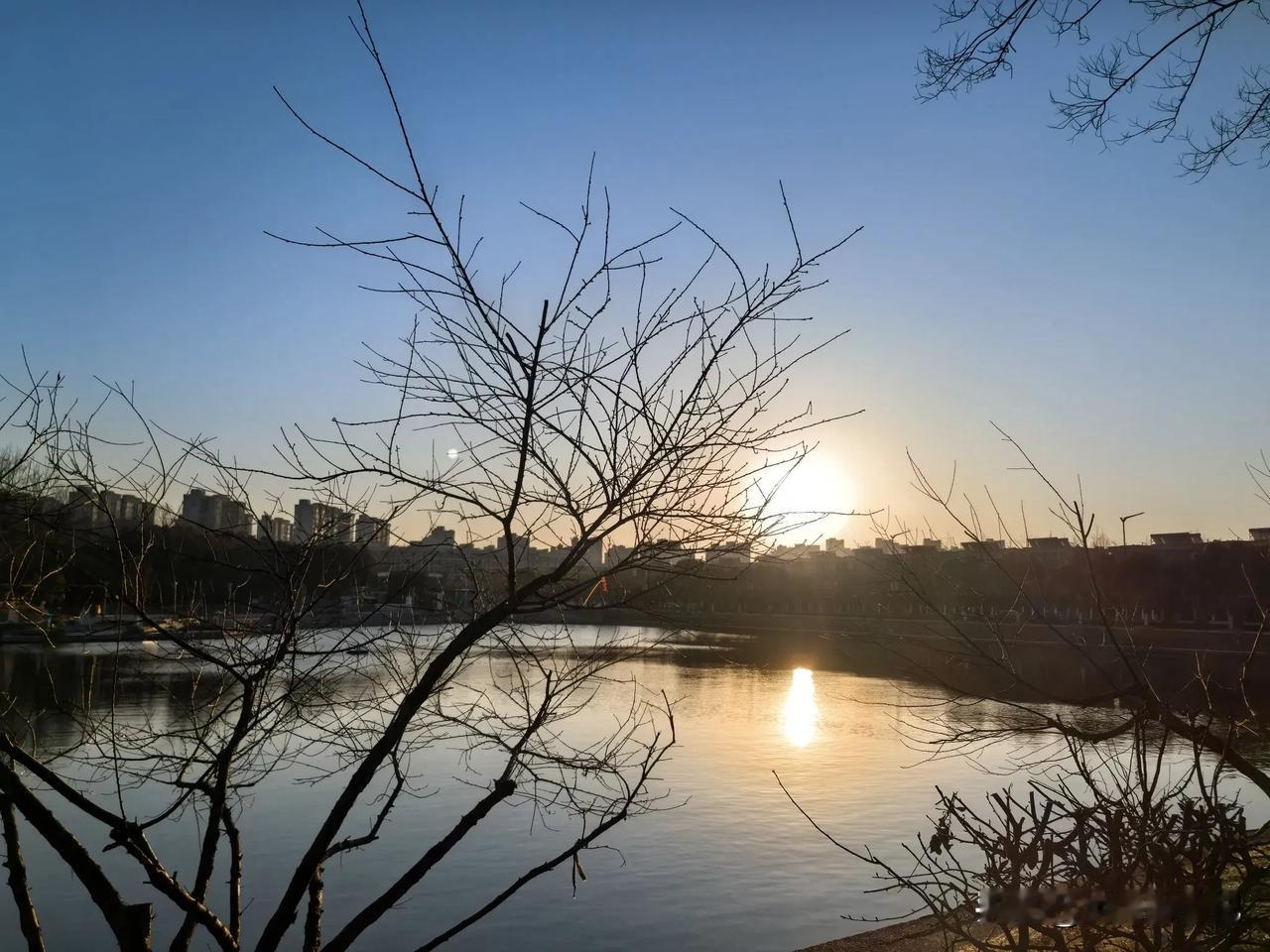 除夕日出，那是新旧交替之际独特的景象。大寒刚过，天气还冷得很，可除夕的日出却带着