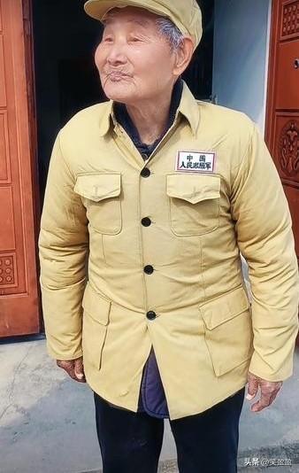 黄山区抗美援朝老兵张松涛
穿上我们送去的志愿军老军装高兴不已，感叹自己又回到当兵