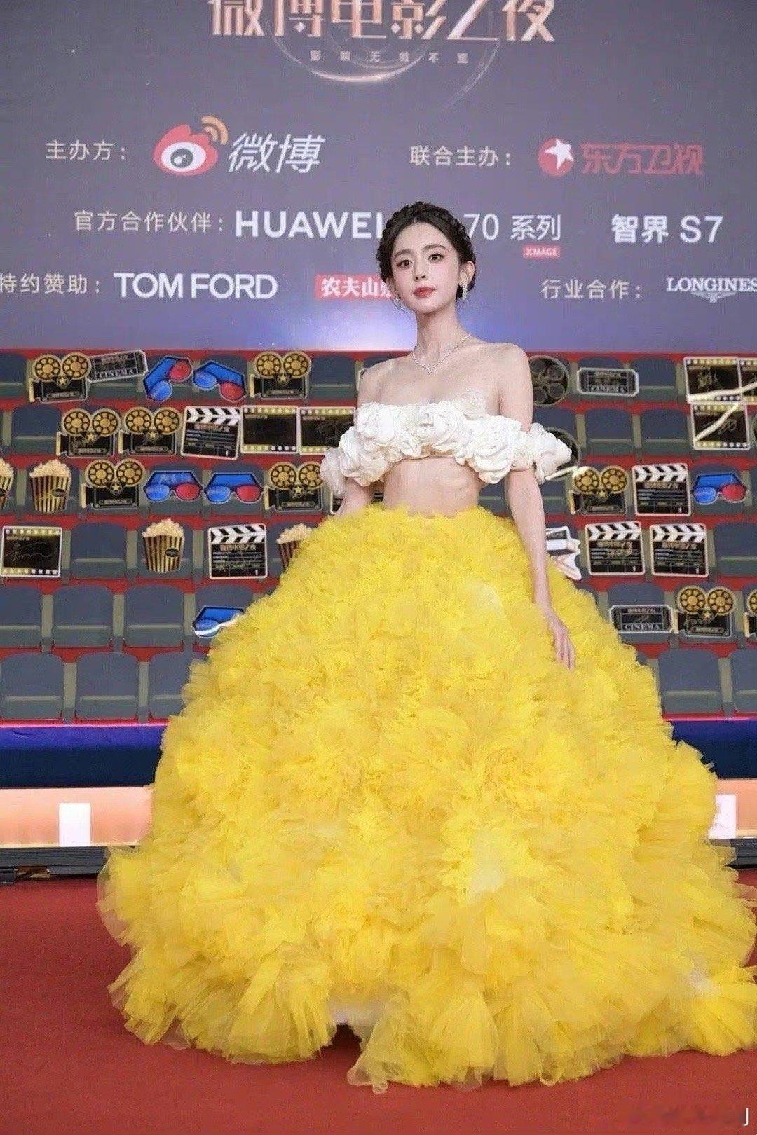 古力娜扎有点太瘦了吧，已经到达一种引人不适的瘦了 ​​​