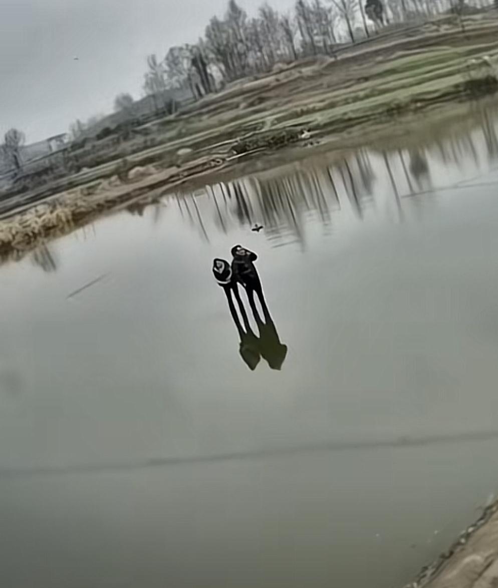 车船税没有白叫！夫妻两人被困鱼塘，展现水上漂神功，结果两人说，车在脚下！

一鱼