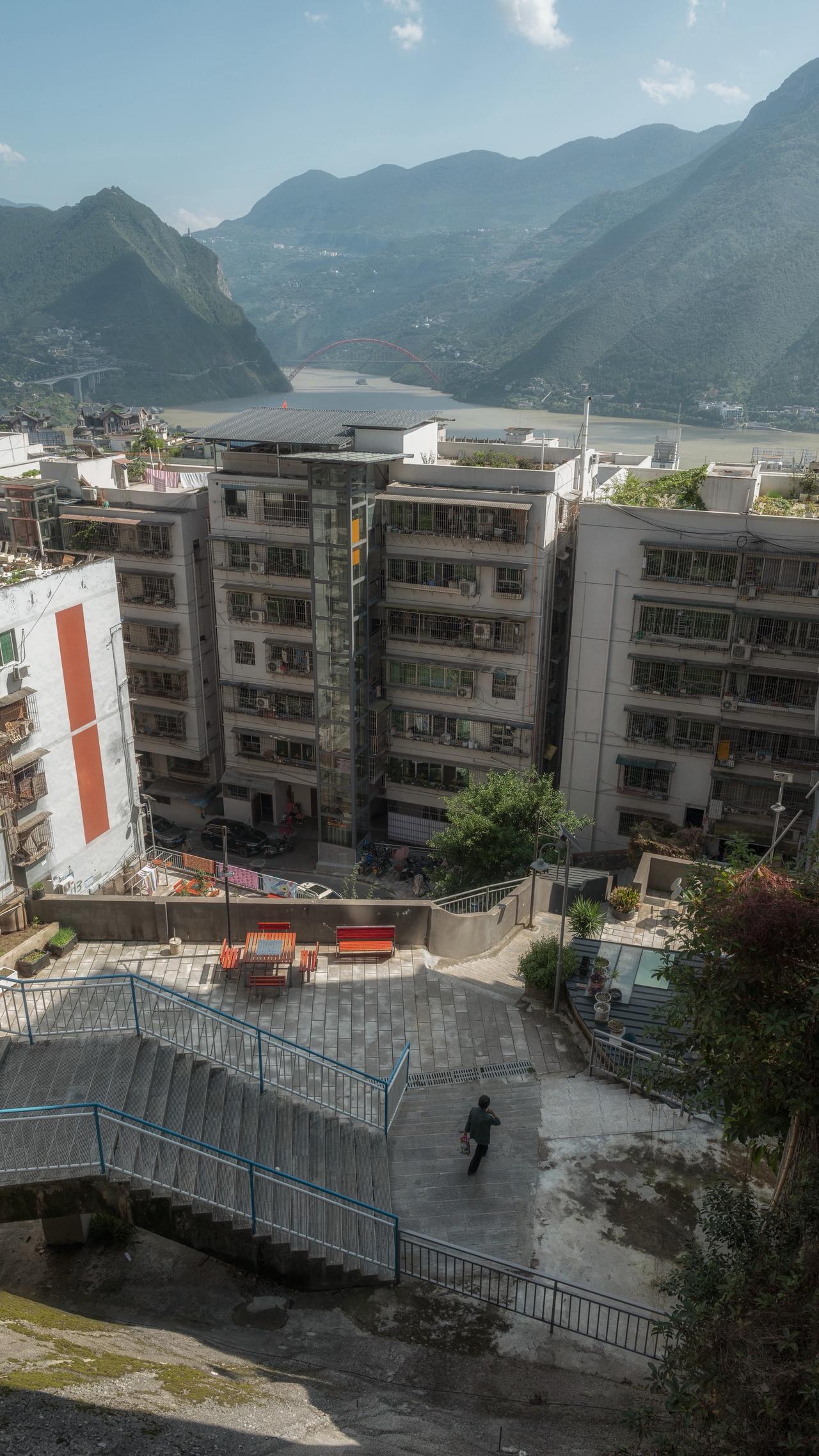 最初听过这里，还是当娃读书那阵，背过一首唐代诗人元稹的离思五首，里面有一句：曾经