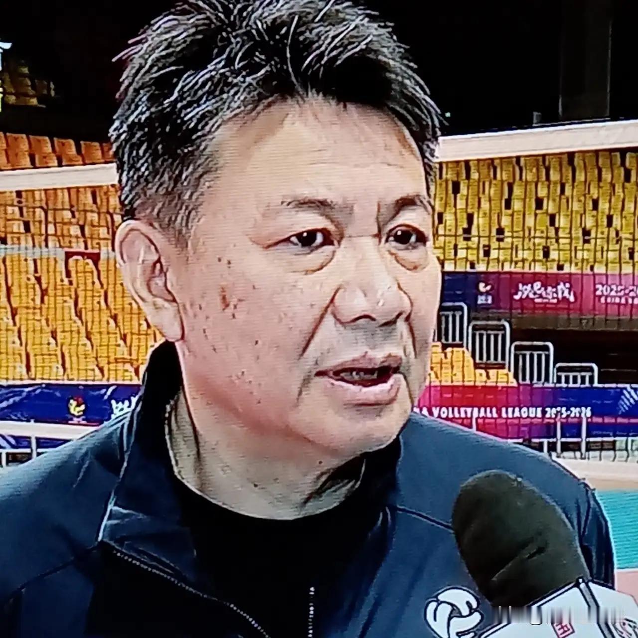 在昨晚进行的全国女排超级联赛第2轮的比赛中，上海队客场以3：0横扫去年夺冠的江苏