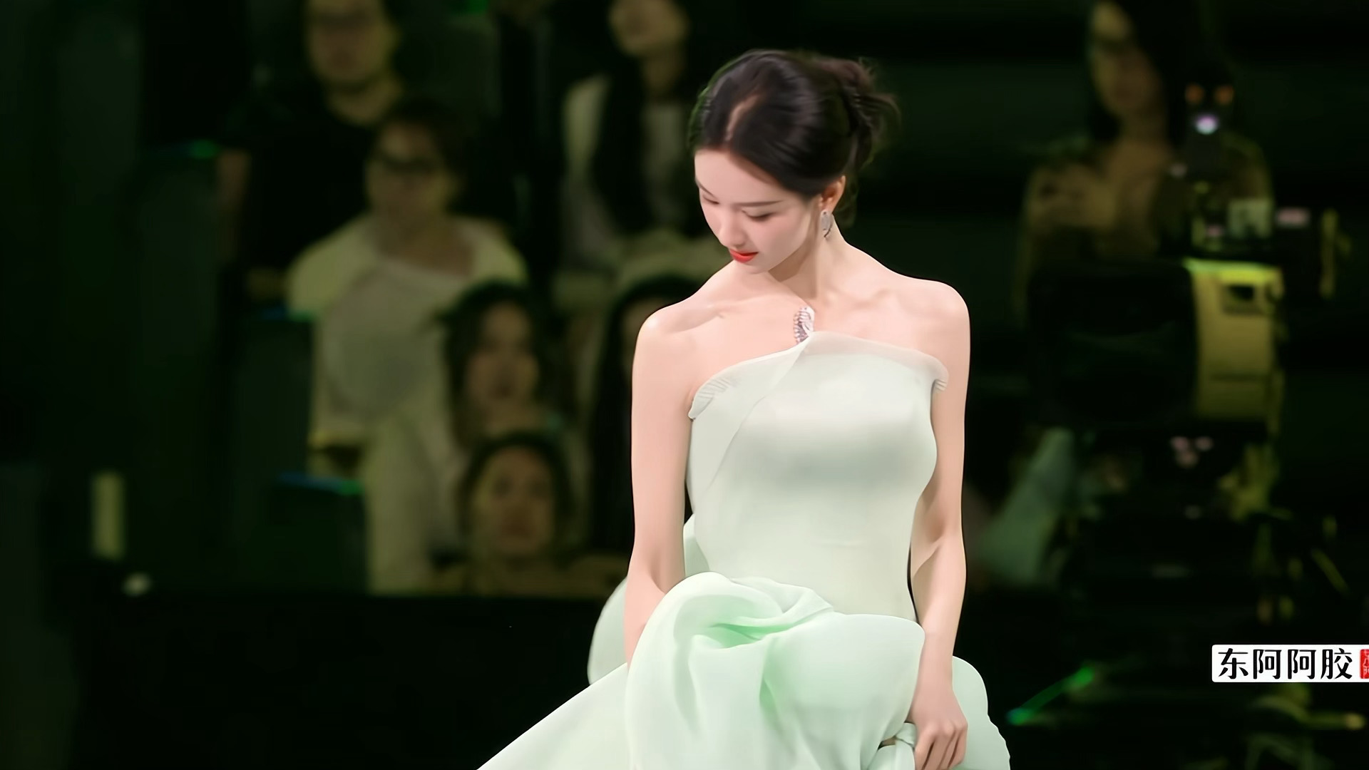 陈都灵真的美得像一块古玉翡翠星光大赏内场