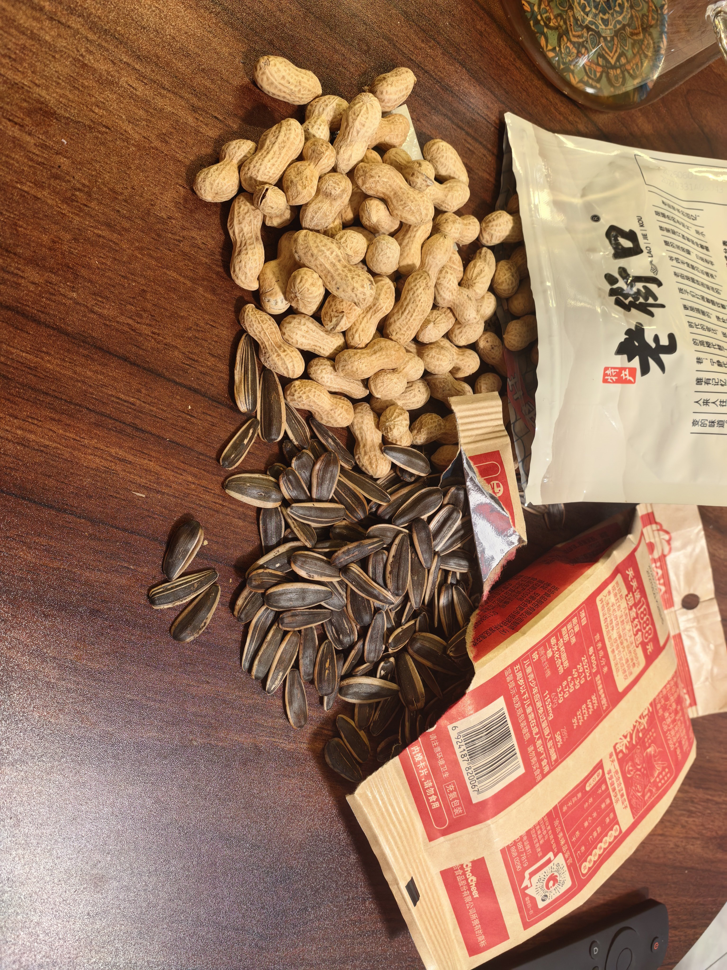还有俩小时比赛才开始，但瓜子花生快吃完了。世界杯