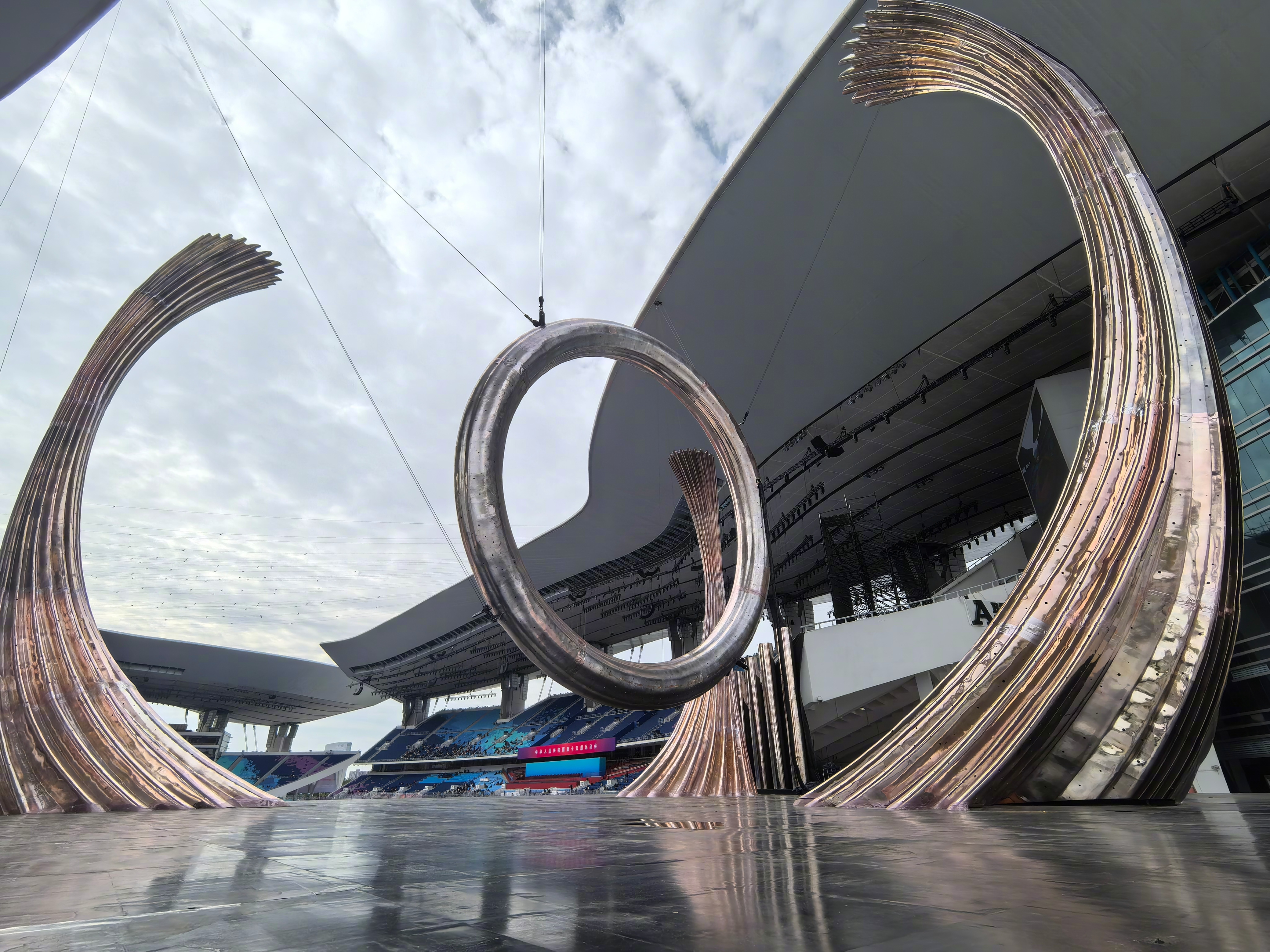 不懂就问，这是全运会的圆环大火炬，点燃后整个圆圈都冒火，细看密密麻麻地有火孔。问