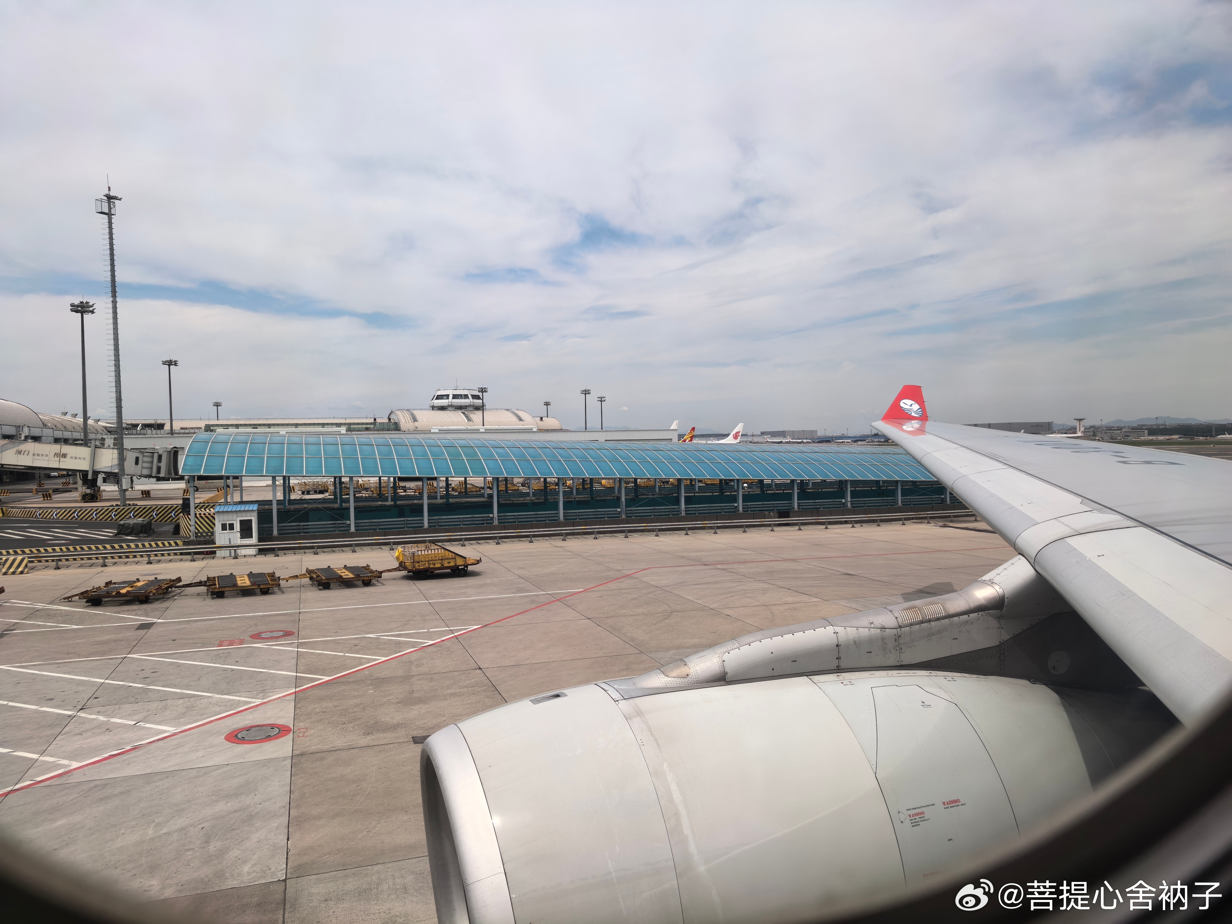 终日奔走于车船长空，辗转旅途。世事无常，时而觉此事有益于善法，时而又觉劳碌虚妄。
