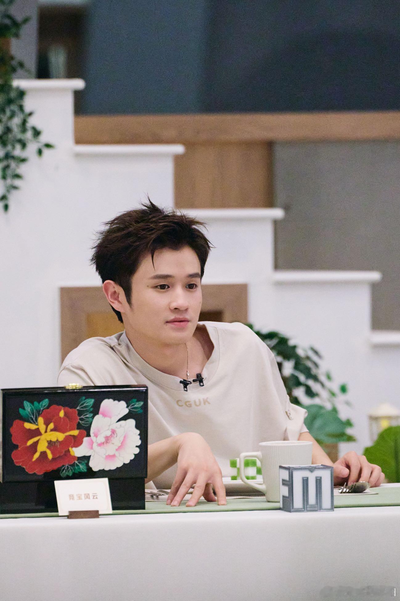 王勉自曝自己是恋爱脑王勉综艺里给人的感觉就是放飞自我的快乐，上脱口秀舞台也是敢说