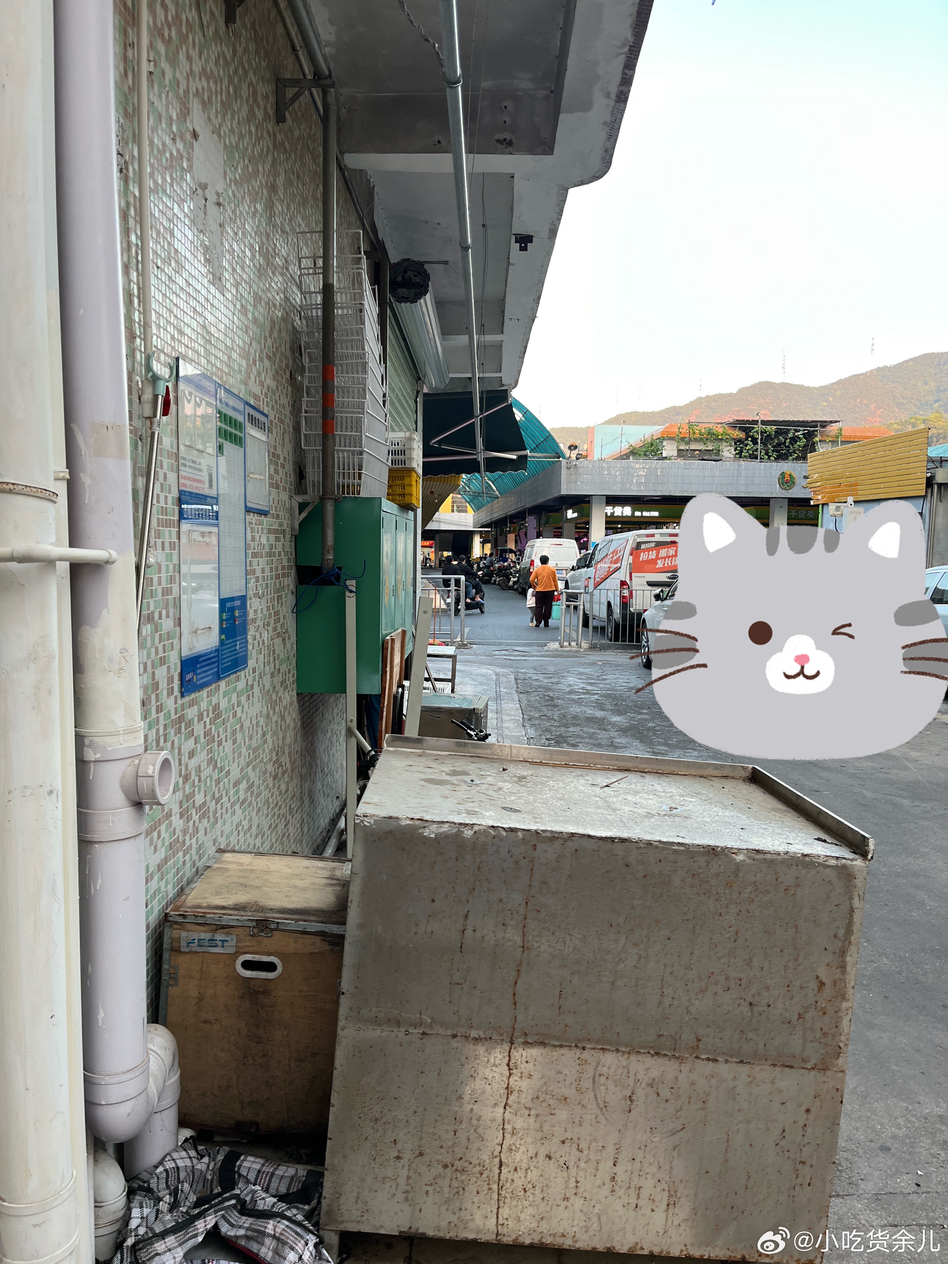 昨晚回家的时候，柠宝和奶奶去丢垃圾，垃圾桶掉了一张纸巾出来，柠宝说奶奶，垃圾掉了