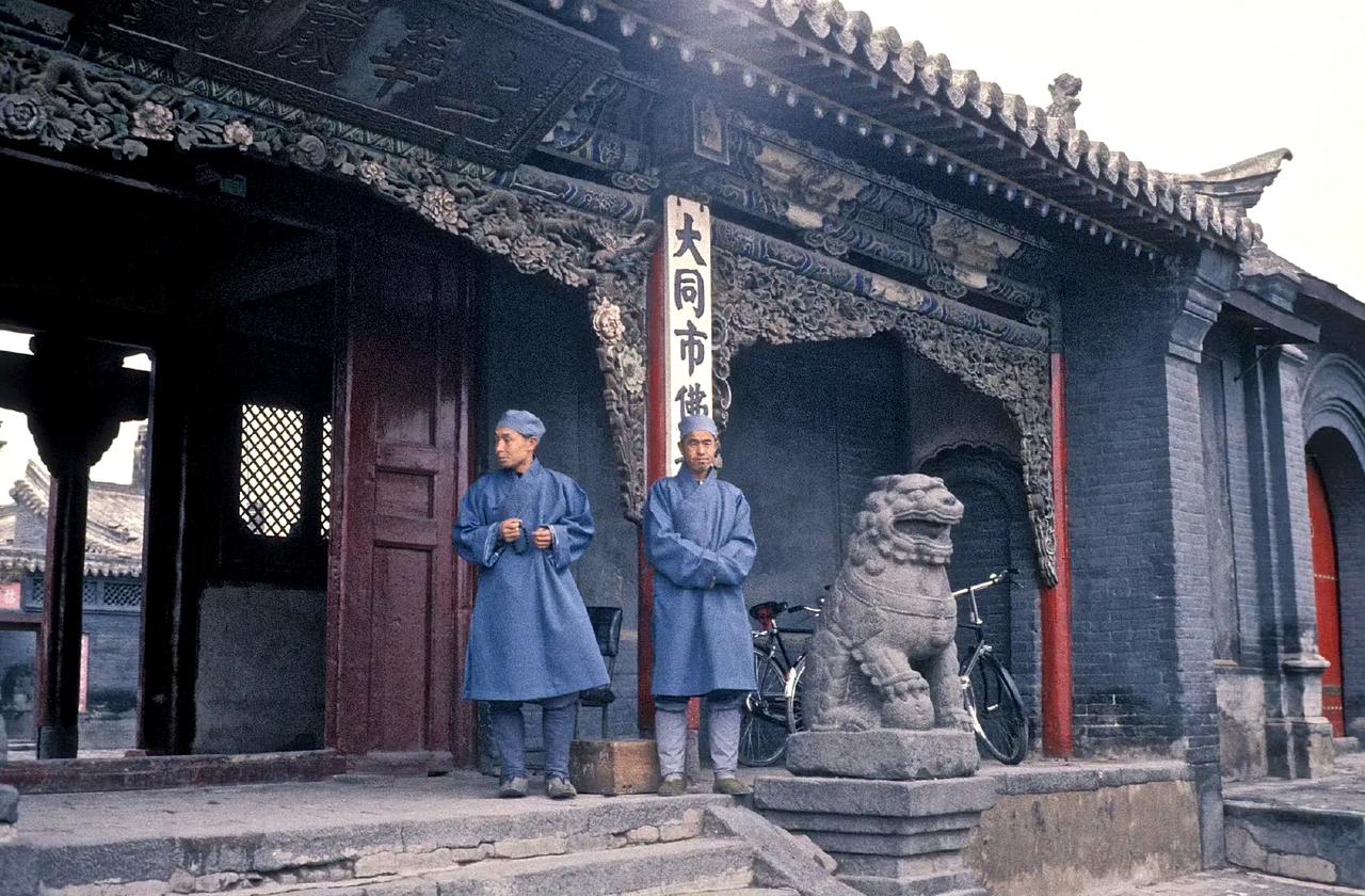 上华严寺山门外，大同，1985年摄。 ​​​