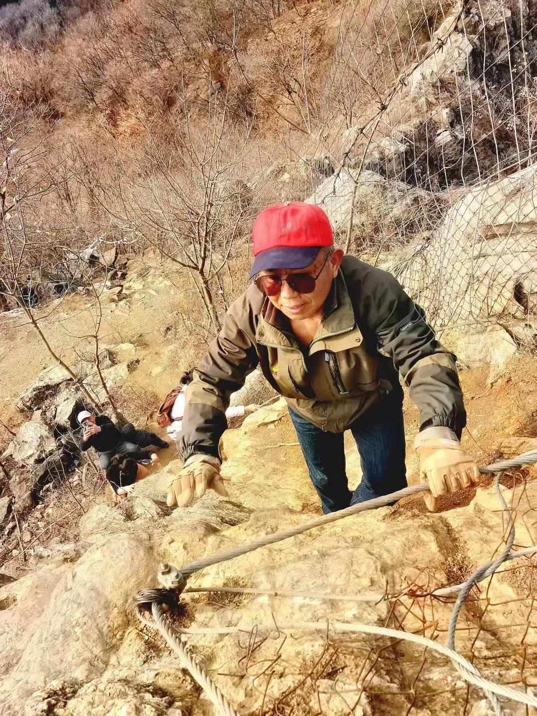 一个人住的日子，自由是真的，没人催着起床、不用迁就别人的口味，但孤单和粗心也是真