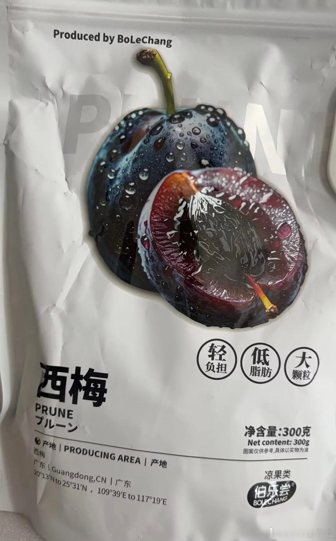 当时机场偶遇，双方都没带笔，梅西给我的一包定制伴手礼 