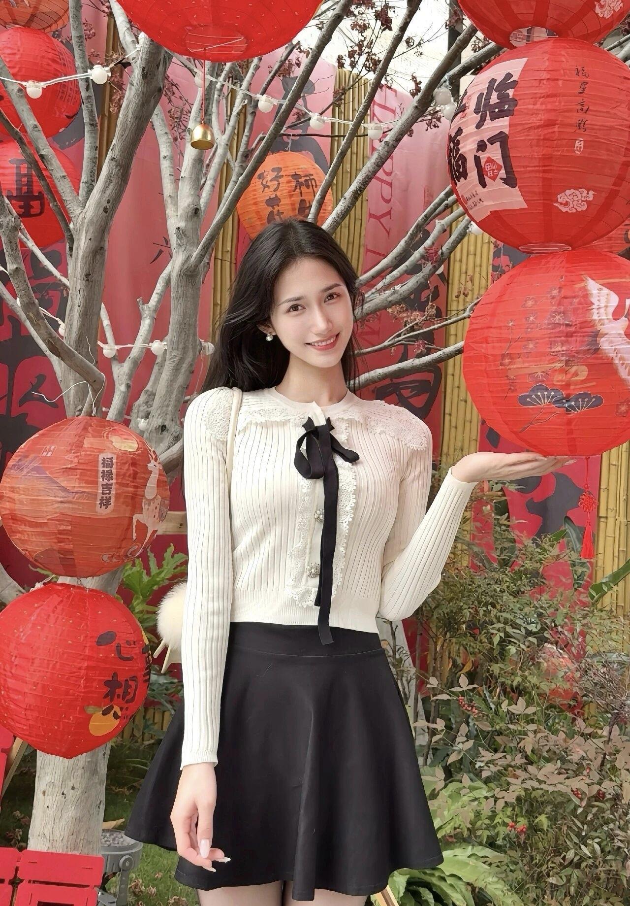 红灯笼映笑颜，福气满人间。