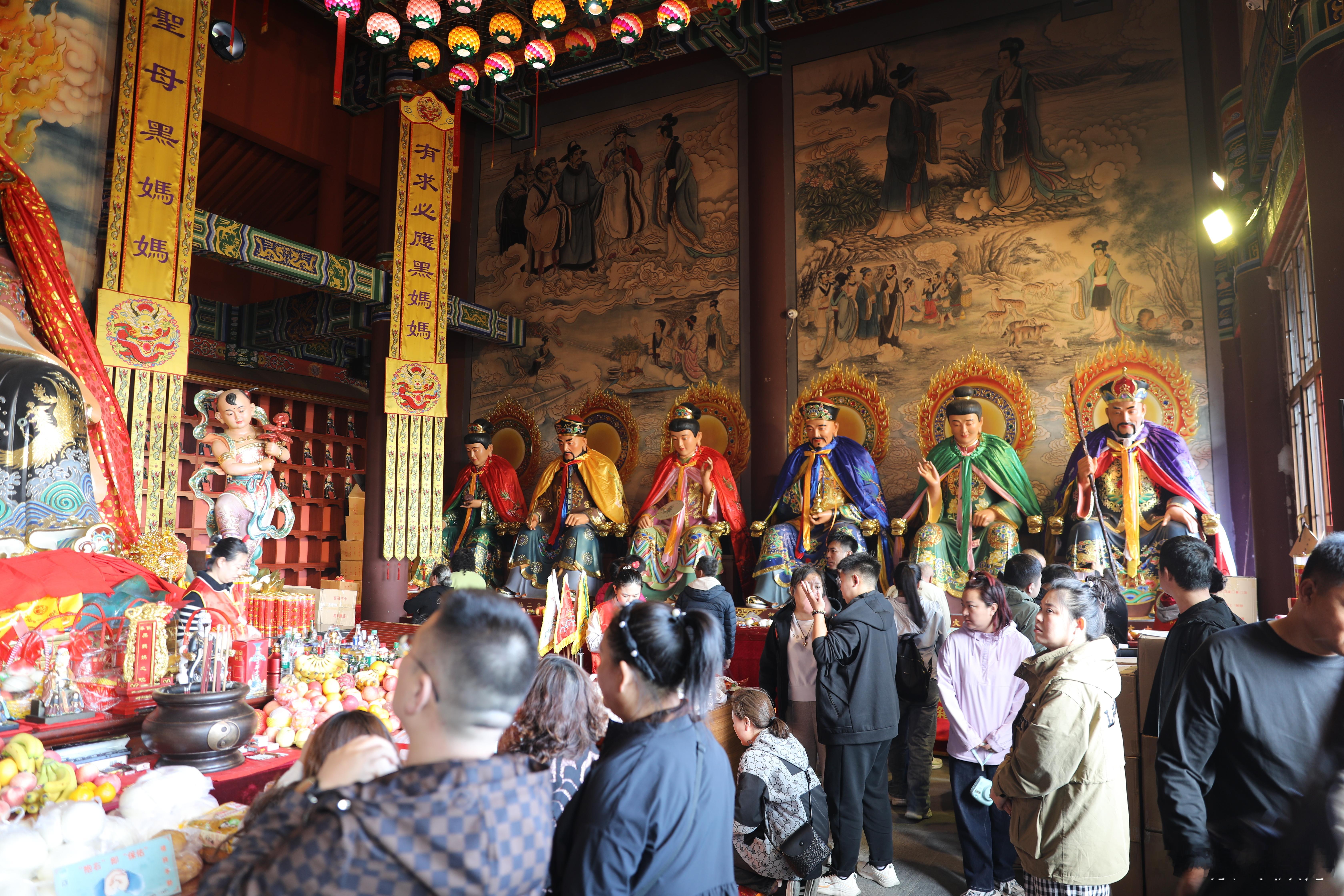 平安夜赴一场铁刹山的祈福之约，皑皑白雪相伴左右，寻黑妈妈庇佑为家人求平安，喜乐安