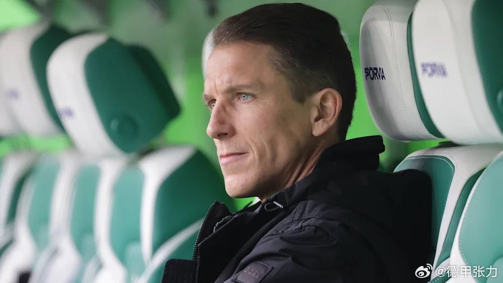 刚下课的鲍尔成为狼堡德甲历史上场均得分最少的教练，只有0.8分。排名第一的，则恰