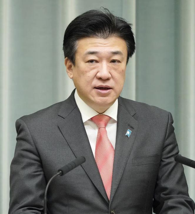 2月10日，高市早苗在大选中获胜后，日本官房长官木原稔显得“意气风发”，他在新闻