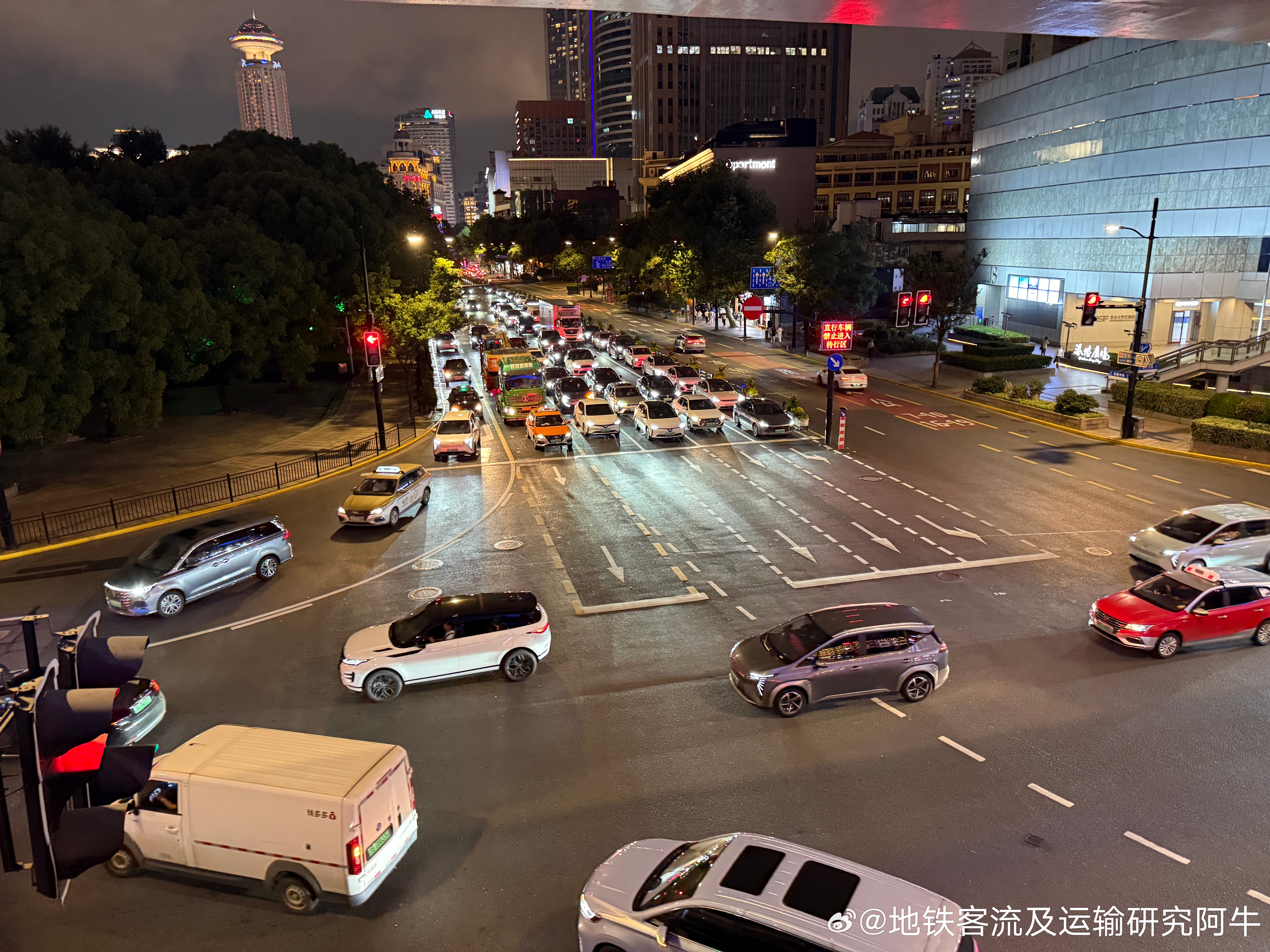 上海地铁 网友 分享上海延安路大世界夜景，拍摄于2026年7月18日（周六）晚上