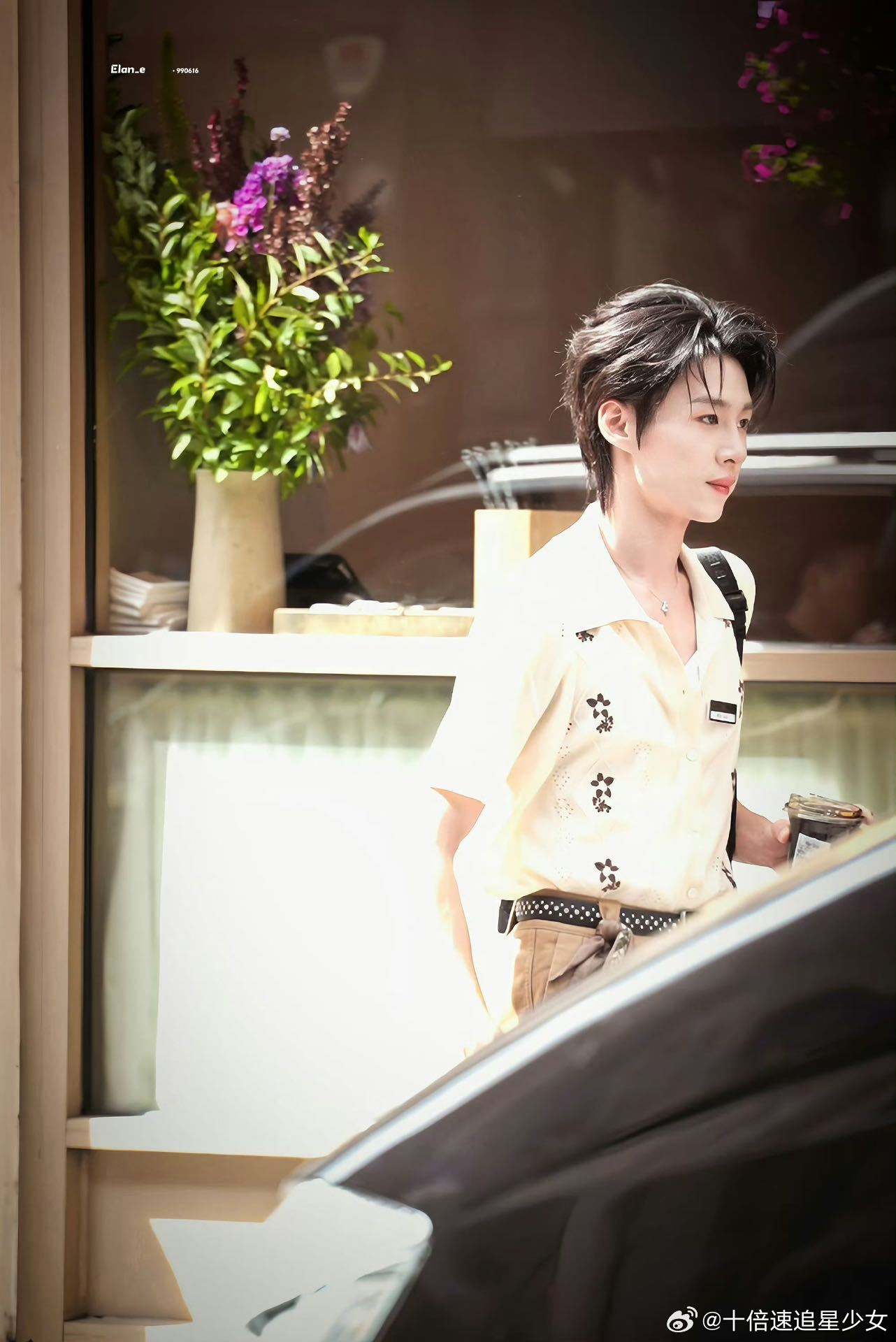 卓沅红领带西装直播撞色造型精致亮眼，镜头之下卓沅气场满满 卓沅伦敦蓝调大片