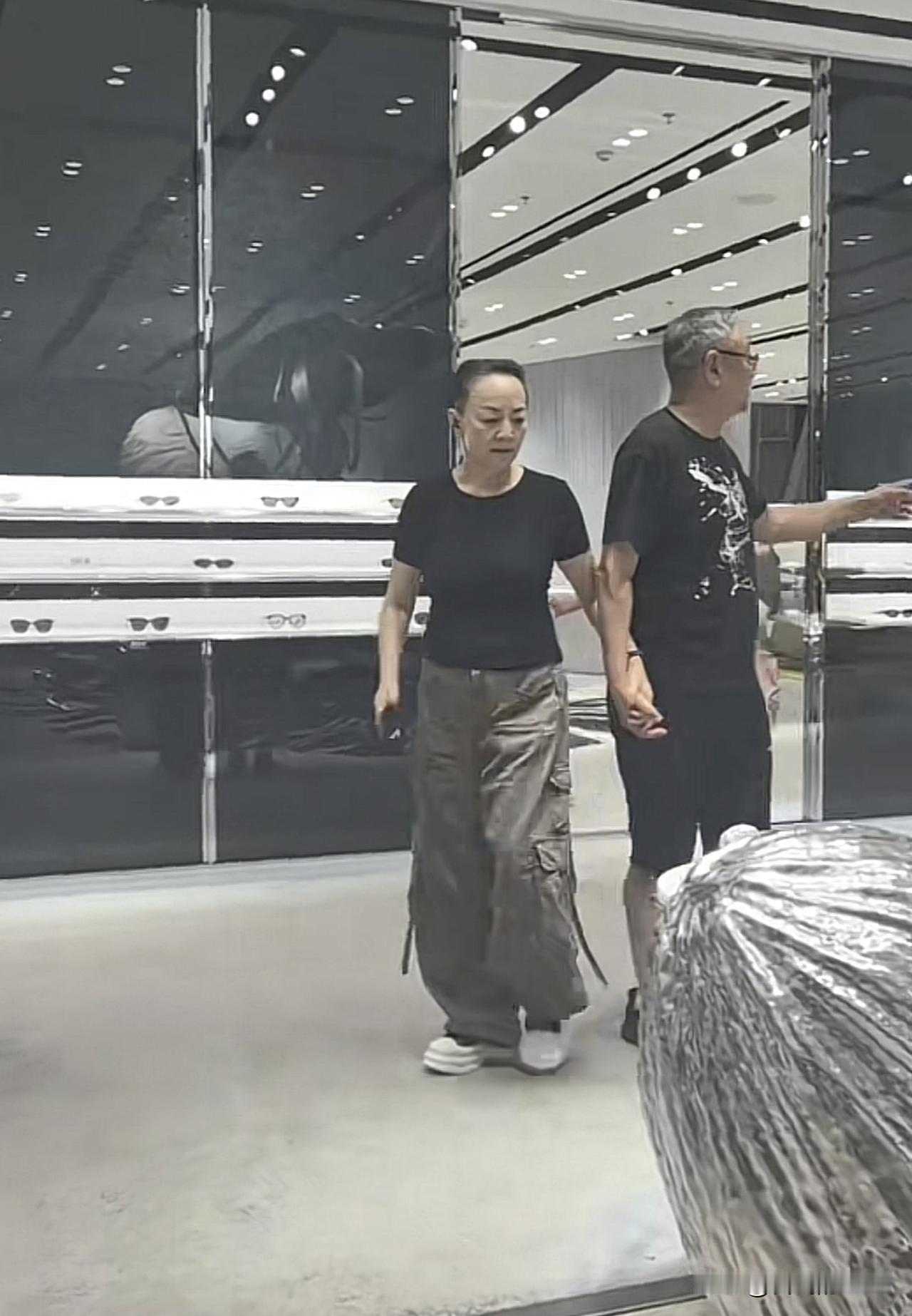 宋丹丹和老公，真的好恩爱！两个人出门逛商场，一身休闲装扮，低调时尚。丹丹姐背背头