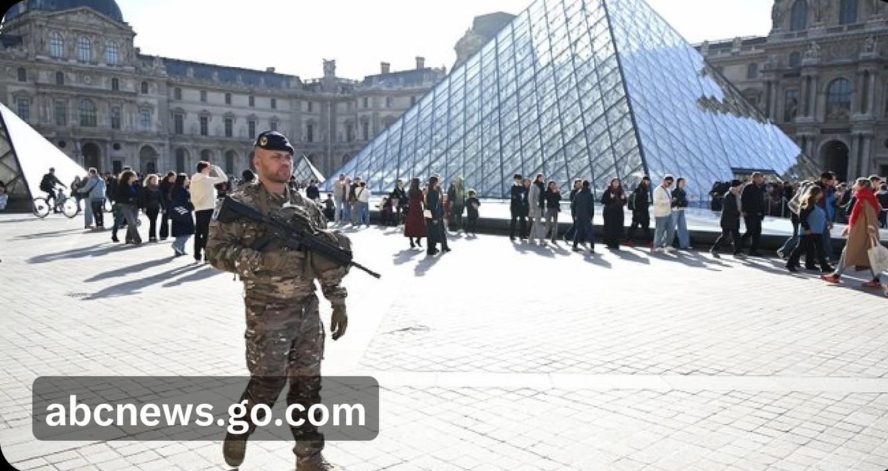 据一名了解系统情况的卢浮宫工作人员透露，上个月发生那起价值1.02亿美元珠宝的大